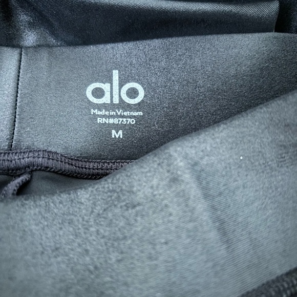 ALO Yoga | Rare Faux Leather Ruched Shimmer Leggings Black Sz M - Picture 5 of 8